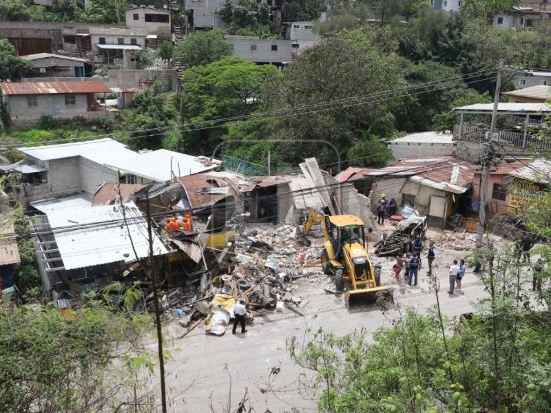 24 horas después del accidente de tránsito que ocurrió en la colonia Villa Nueva, Tegucigalpa, en el que murieron ocho personas, la zona cero del desastre continúa siendo epicentro de limpieza de escombros y diligencias de autoridades.