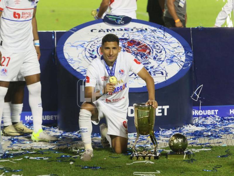José Mario Pinto tras coronarse campeon con el Olimpia ante el Marathón.