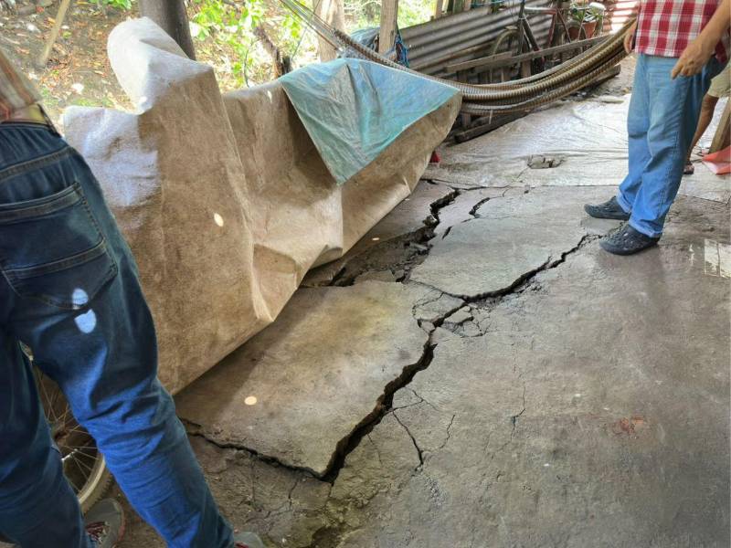 El deterioro del terreno junto al crique mantiene en riesgo de ceder a varias viviendas de la colonia Villa Ernestina, en San Pedro Sula, tras las fuertes lluvias registradas.
