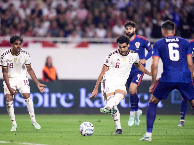 Mikel Merino al momento de marcar el gol del empate español contra los croatas.