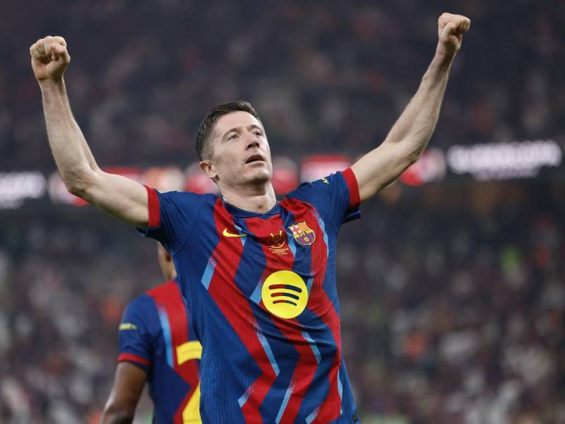 Robert Lewandowski marcó uno de los tres goles en la victoria del FC Barcelona de 3-2 ante Real Madrid.