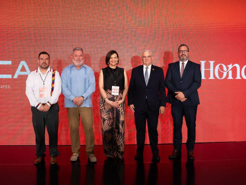 Autoridades locales, organizadores y representantes de empresas expositores durante los actos de inauguración de la Expo Horeca 2025.