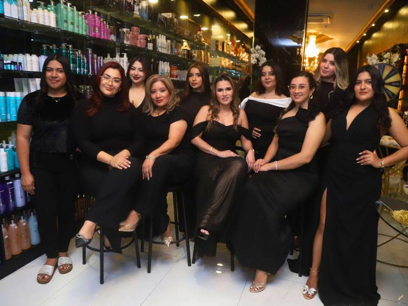El equipo de profesionales de la belleza brinda asesoría personalizada según las necesidades del cliente.