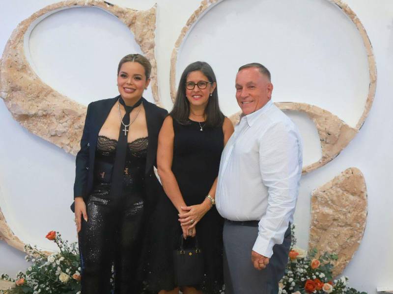 Sol Sosa junto a Mario Delgado y su esposa.
