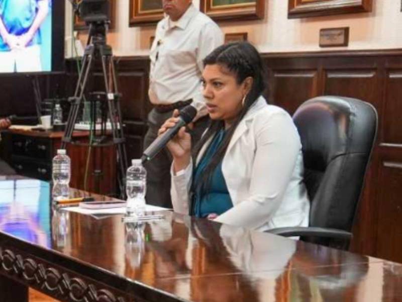 Jessica Ninoska Matute, fiscal del Ministerio Público, rindió un testimonio marcado por el dolor ante la comisión especial del Congreso Nacional.Con la voz entrecortada, Jessica Ninoska Matute relató las circunstancias que —según su denuncia— rodearon la muerte de su esposo.