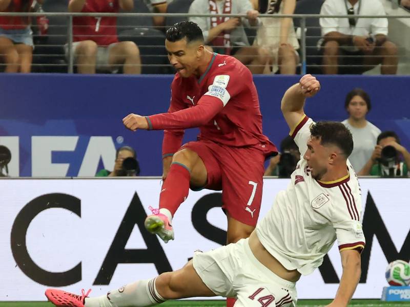 Cristiano Ronaldo realizó dos remates al arco en el primer tiempo y en ambas ocasiones fue detenido por el portero de España.