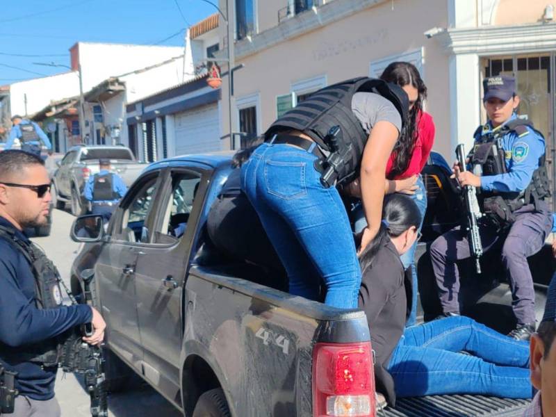 Agentes de la Dirección Policial de Investigaciones trasladaron a las capturadas al juzgado de Santa Rosa de Copán, occidente de Honduras.