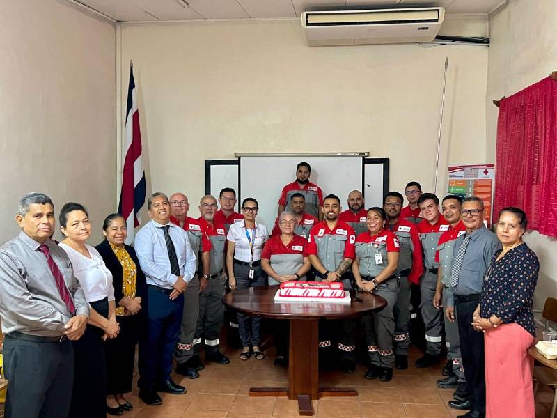 Miembros de la Cruz Roja de Costa Rica y de la Iglesia La Luz del Mundo.
