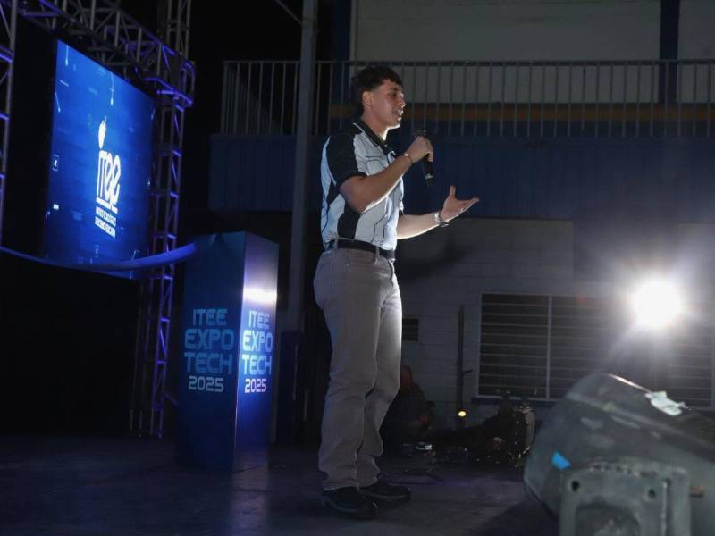 El alumno Dylan Robert Quin dio sus palabras en representación de la promoción de este año.