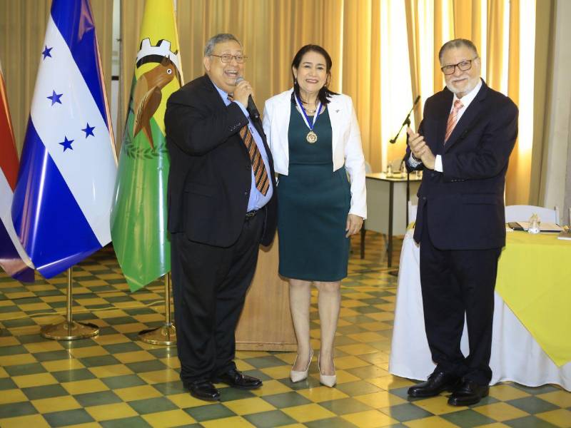 El doctor Luis Cuadra, de Costa Rica y director del Programa <i>Leer y Escribir es Vivir</i>, junto a Karla Elizabeth Estévez Deras y el empresario Carlos Kattán, durante el acto de reconocimiento a los estudiantes destacados.