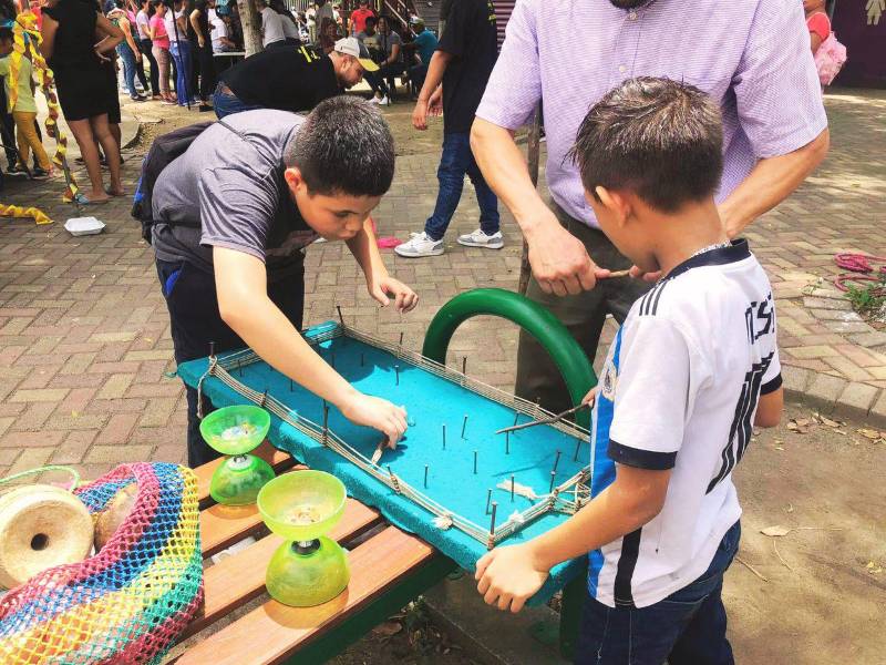 Jugar futbolito en tableros de madera, con clavos y mables es una experiencia que todo niño hondureño debe vivir.