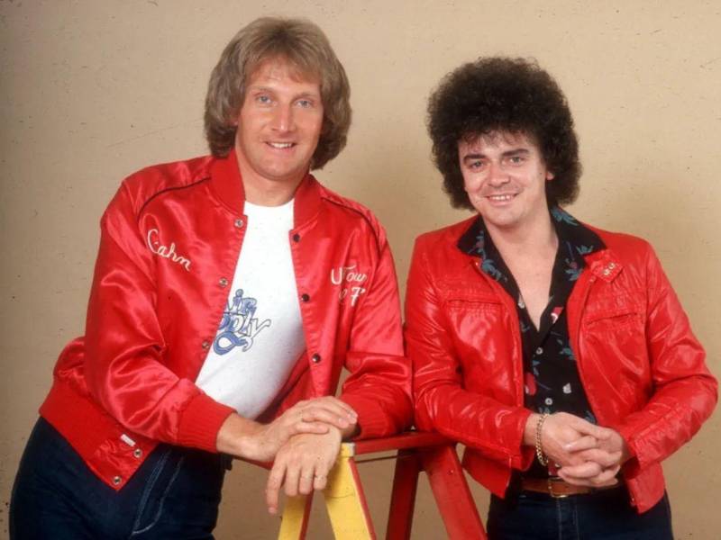 Russell Hitchcock nació el 15 de junio de 1949 en Melbourne, Australia, y Graham Russell el 11 de junio de 1950 en Sherwood, Nottingham, Inglaterra.