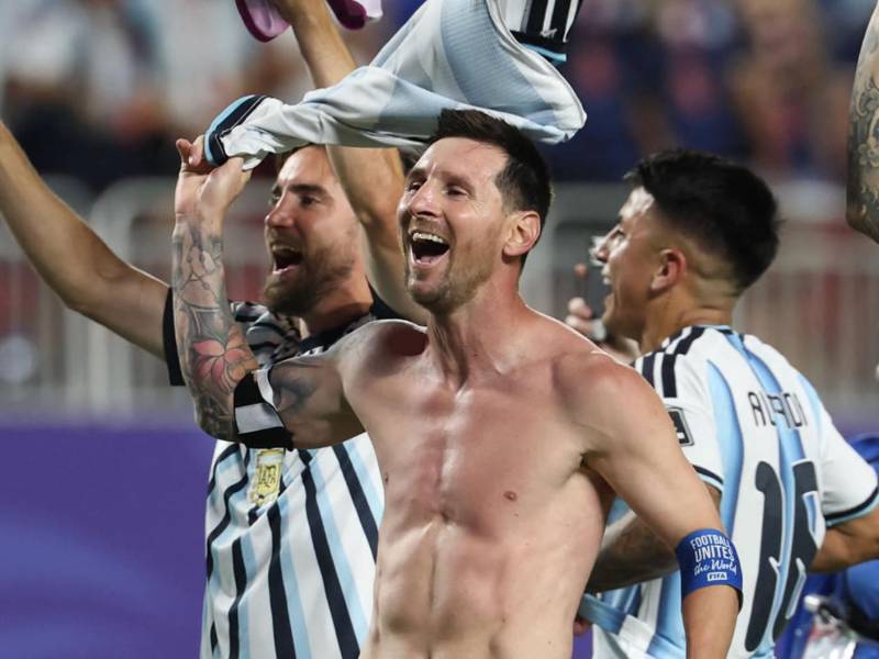 El festejo de Messi tras la agónica clasificación de Argentina.