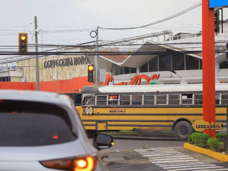 El lente de LA PRENSA captó el momento en que un bus ingresó por el acceso de una gasolinera para evadir el semáforo en rojo. Esa no era la ruta habilitada para continuar la marcha, ya que el conductor debía permanecer en la fila de vehículos y esperar el cambio de luz del semáforo.