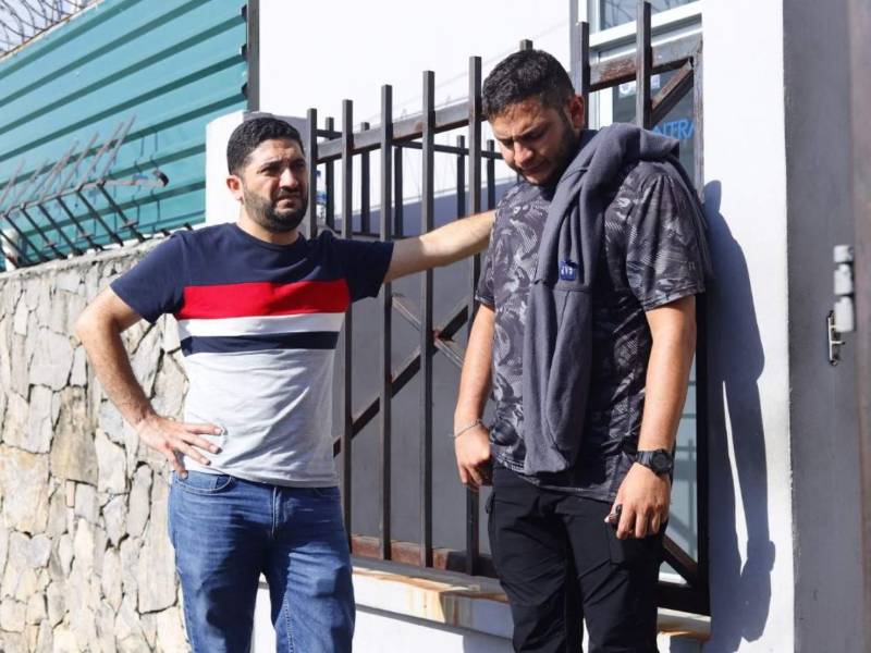 En medio de consternación, llanto y dolor los familiares de los nueve fallecidos en el accidente retiraron los cadáveres de la morgue de la Dirección Regional de Medicina Forense de San Pedro Sula y los trasladaron a Tegucigalpa.