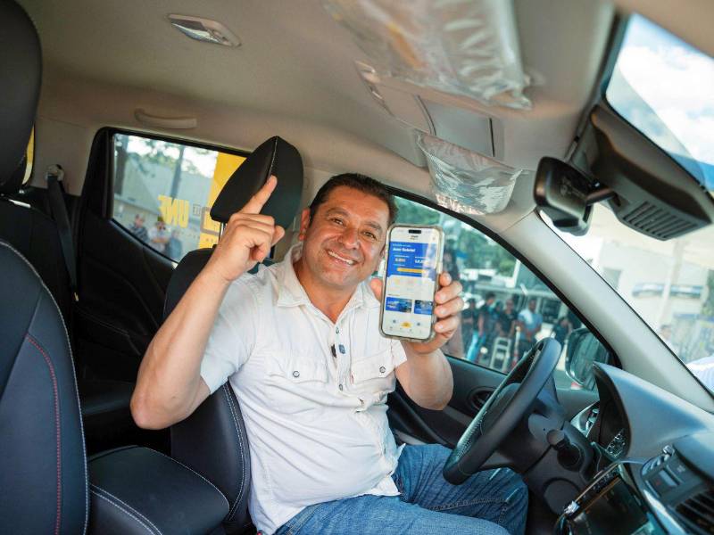 Juan Gabriel Sánchez Martínez muestra con emoción la aplicación UNO Plus, donde registró sus consumos en la Estación de Servicio UNO Intibucá.