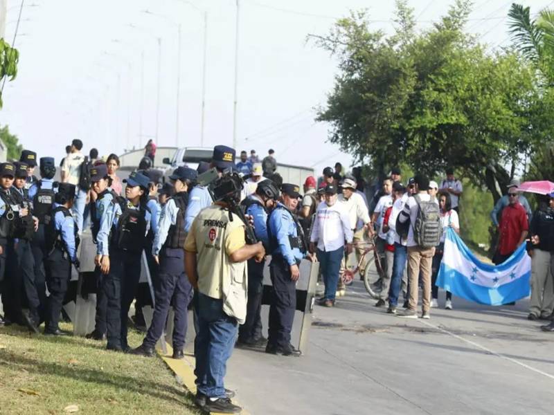 Protesta en el puente La Democracia el viernes 3 de julio.