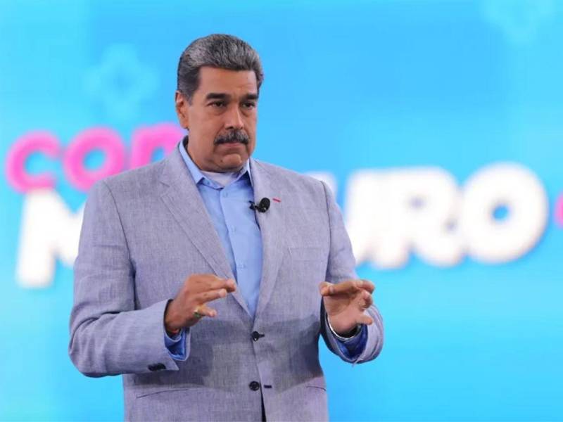 El contenido fue generado con inteligencia artificial con la inclusión de noticias falsas en toda la fachada.