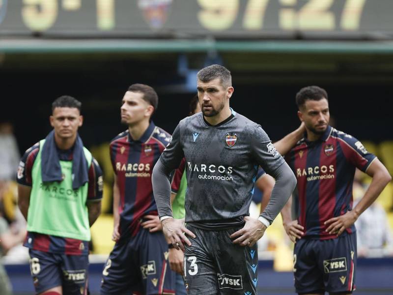 La tristeza de Kervin Arriaga y sus compañeros tras la dolorosa derrota del Levante.