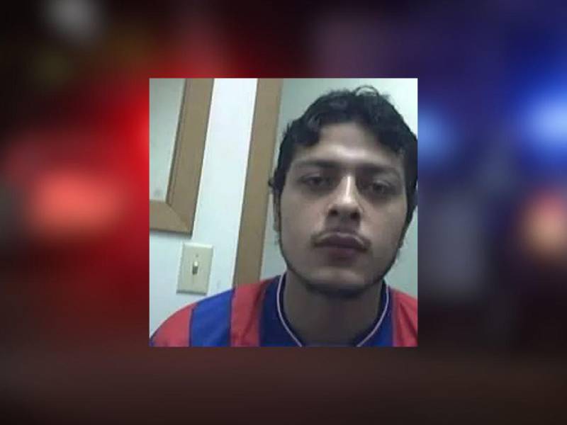 Wilmer Flores Godoy, un supuesto delincuente inmigrante ilegal de Honduras, acusado por posesión ilegal de un arma de fuego y arrestado por hurto .