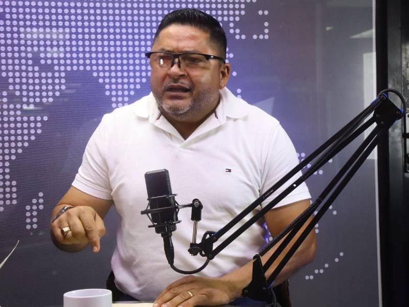 El alcalde Santiago Motiño afirmó que, de acuerdo con el artículo 21 del Reglamento General de la Ley de Municipalidades, los regidores que devengan un salario completo deben cumplir el mismo horario laboral que el resto de los empleados municipales.