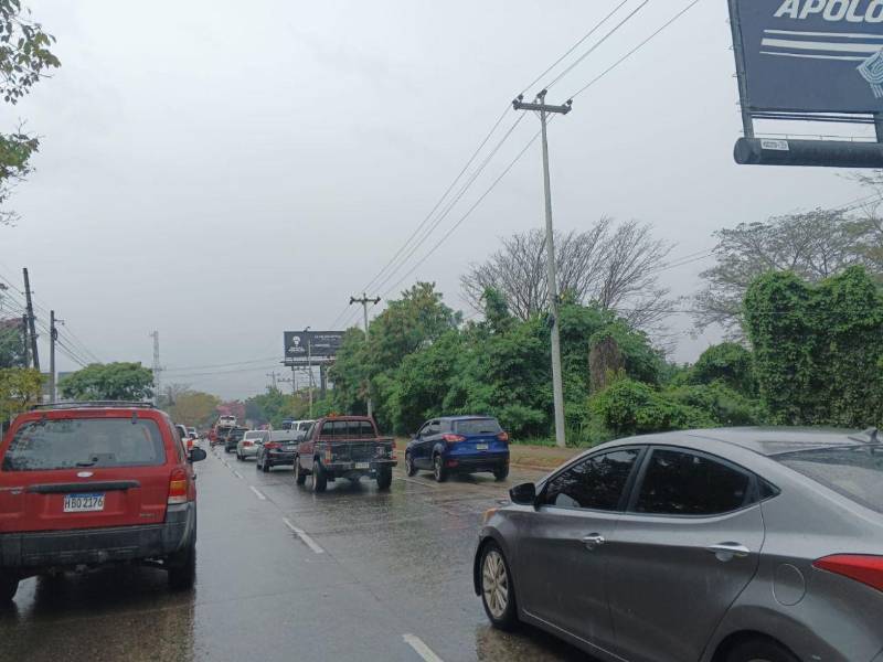 Agentes de la Dirección Nacional de Vialidad y Transporte (DNVT) desarrollan operativos preventivos en distintos puntos de San Pedro Sula debido a las lluvias generadas por el ingreso de una masa de aire frío en el norte del país.
