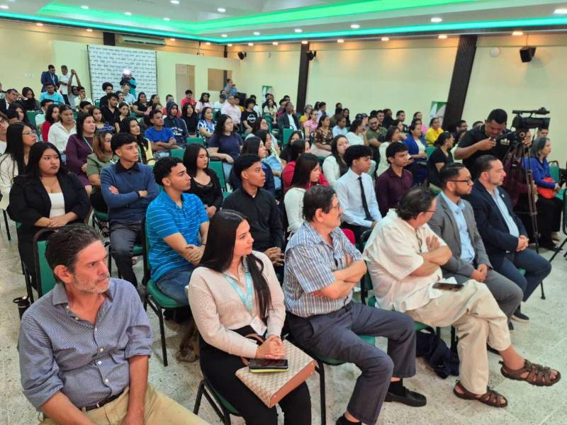 La firma del convenio de cooperación académica y social contó con la presencia de autoridades académicas de las universidades, ONG, estudiantes y medios de comunicación.