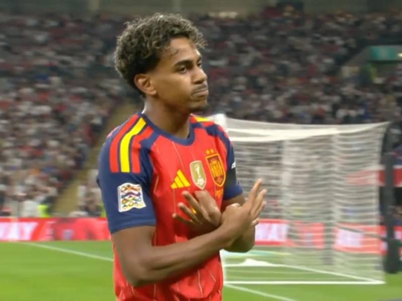 Lamine Yamal celebrando su gol que adelantó a España contra Inglaterra en Wembley.