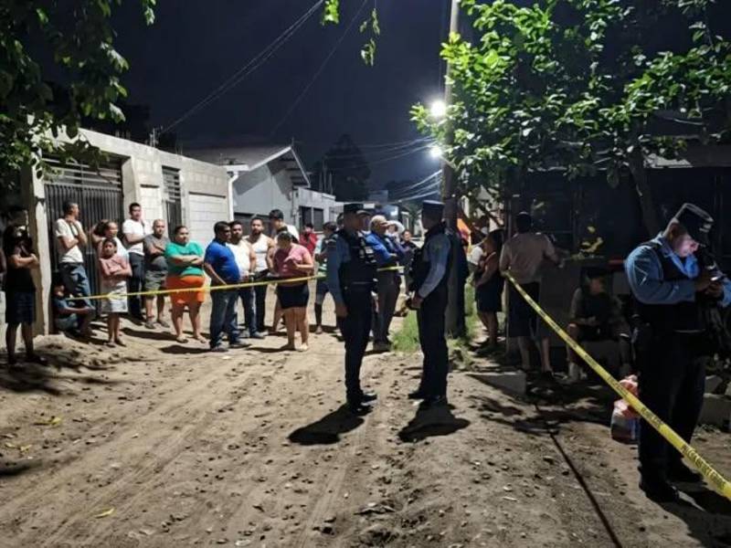 Momento cuando la Policía acordobana la escena de la matanza suscitada en una colonia bajo control de la MS.