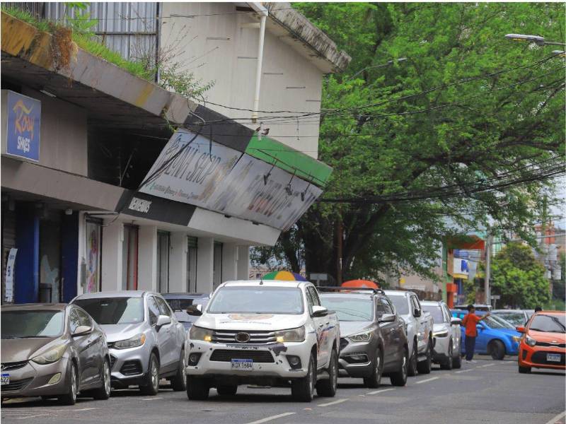 Calles de alto flujo vehicular son obstaculizadas por conductores que estacionan en doble fila en zonas no autorizadas, una práctica que además reduce la visibilidad y aumenta el riesgo de accidentes.