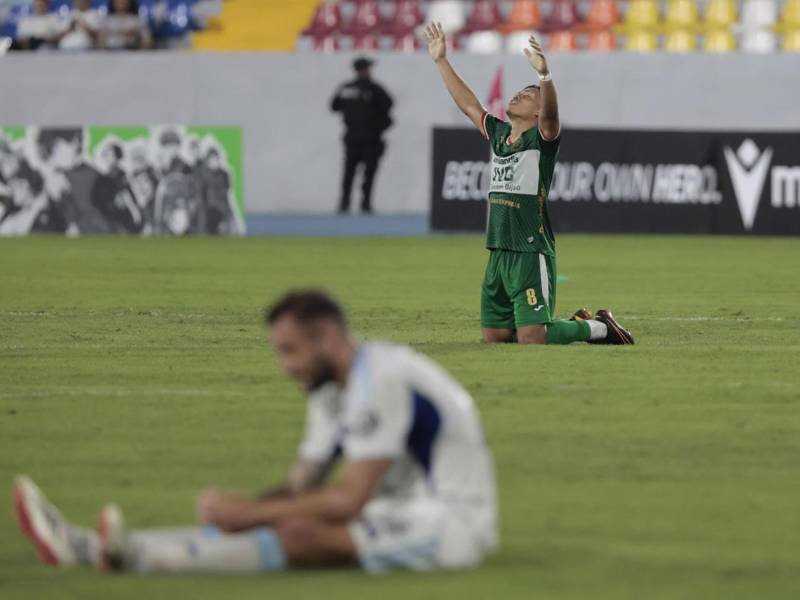 Tomás Sorto, de rodillas agradece a Dios por la clasificación a la Concachampions.