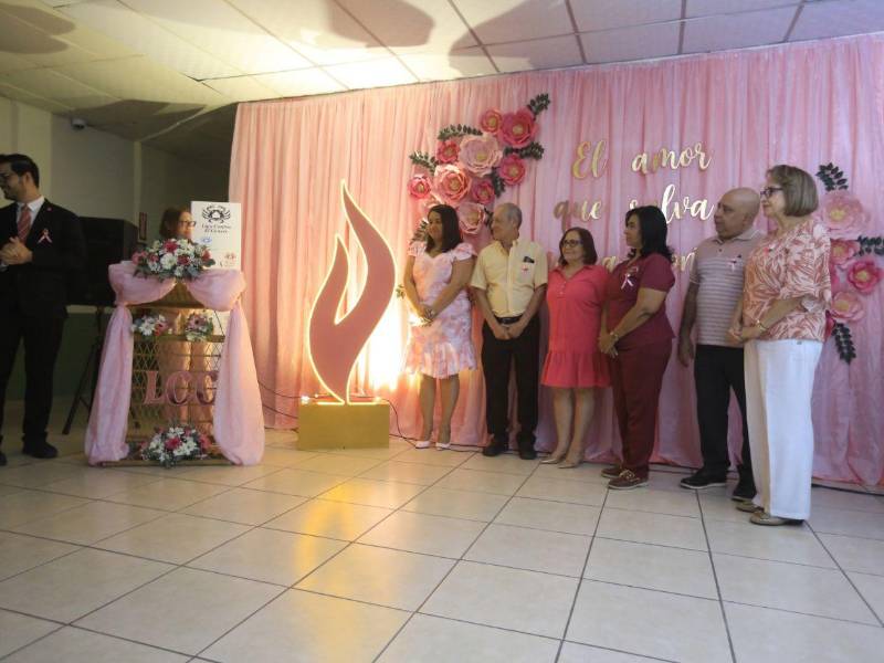 En el encendido de la Flama del Mes Rosa participaron autoridades de la Liga Contra el Cáncer, quienes dieron apertura a un nuevo año de actividades de prevención y concientización sobre el cáncer de mama.