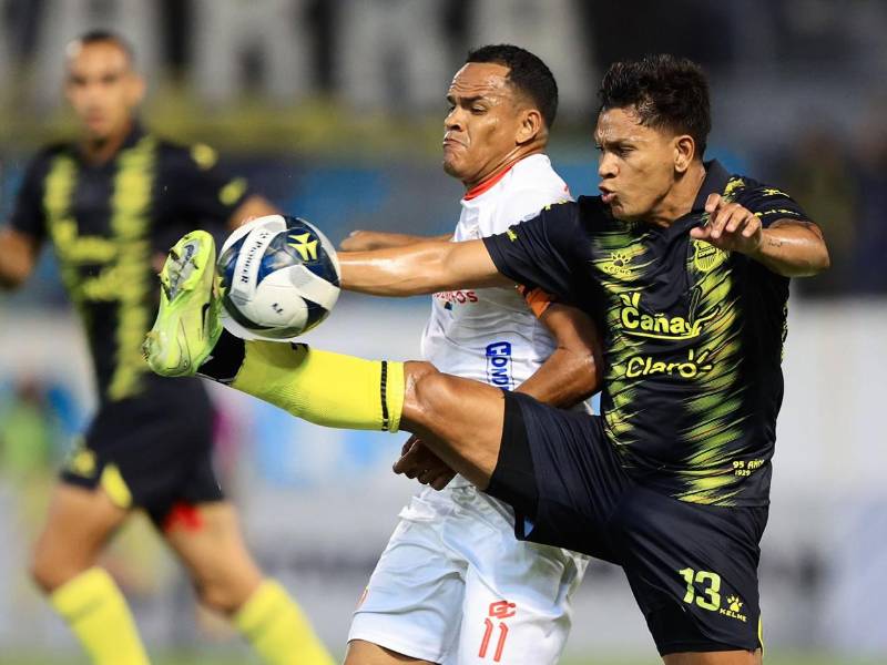 Brayan Moya y Rony Martínez, disputando el balón en un lance del partido.