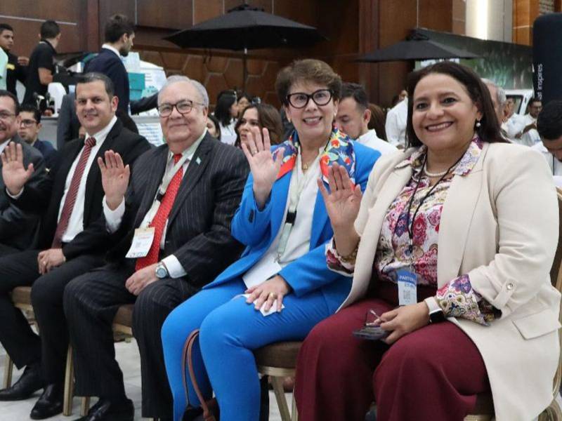 De derecha a izquierda; Laura Suazo, ministra de la SAG, Vanusha Nogeira directora ejecutiva de OIC, Iván Romero representante de Honduras ante OIC, y Carlos Murillo subsecretario de la SAG.