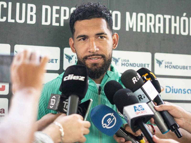 César Samudio atendiendo a los medios de comunicación.