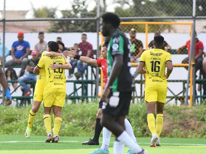 César Romero fue felicitado por sus compañeros tras marcar el gol del triunfo ante Juticalpa FC.
