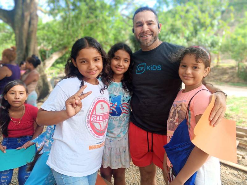 El hondureño Santiago López Tinoco aprovechó su visita a Roatán para compartir un convivio con niñas y niños que llegaron a la brigada médica.