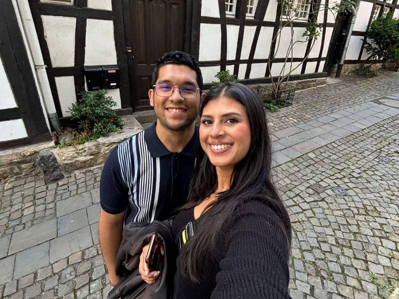 José Francisco Paz Rubio y su novia Jessie Amada Martínez Pineda, ambos egresados de la carrera de Medicina de la Universidad Nacional Autónoma de Honduras en el Valle de Sula, recientemente lograron la autorización para trabajar en hospitales de Alemania.