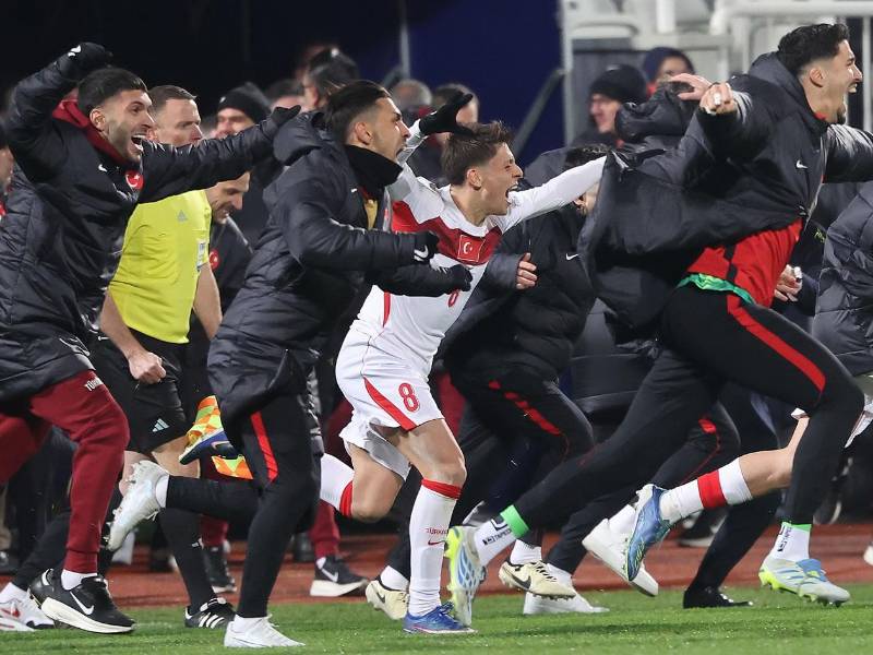 Arda Güler corre a celebrar con euforia la clasificación de Turquía al Mundial 2026.