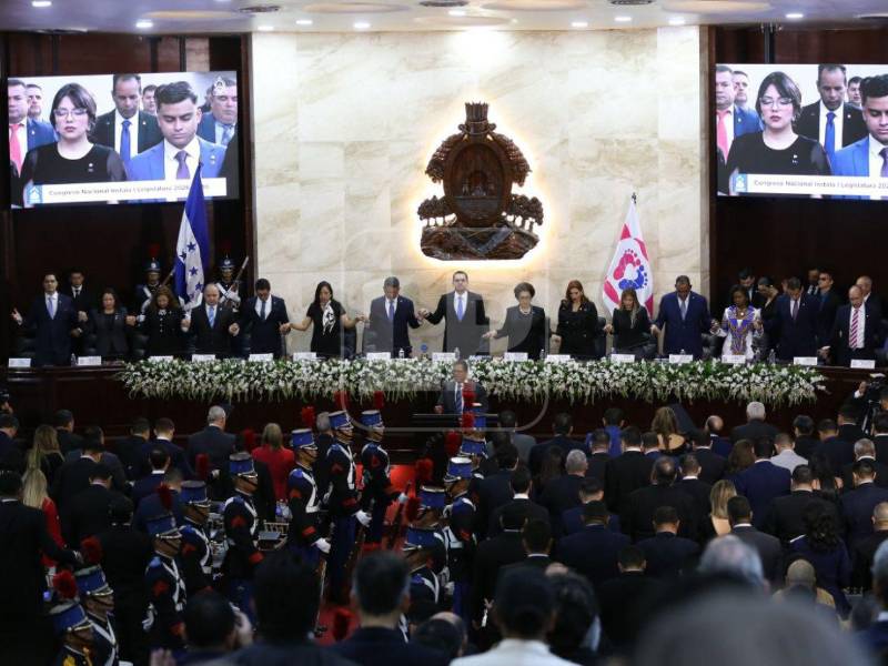 Fotografía muestra al pleno y directiva del Congreso Nacional este domingo.