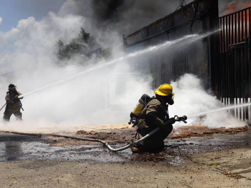 El fuego se propagó por varias propiedades en la 10 calle y cuarta avenida del barrio Medina.