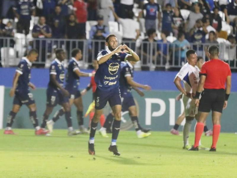 Óscar Padilla Discua festejando su golazo de tacón que significó el 1-0 de Motagua.