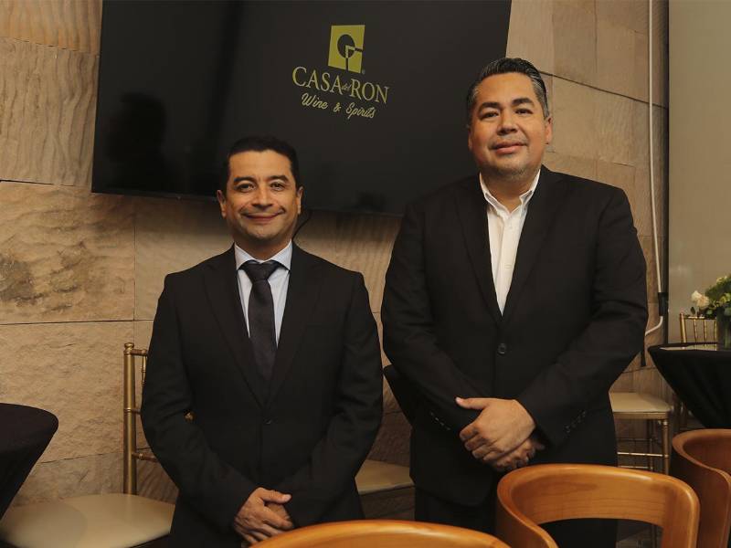 Manuel Munguía, gerente general de Istmania, y Jairo Canales, gerente de mercadeo, durante la apertura de Casa del Ron en City Plaza, destacando la expansión de la marca en el sur de Tegucigalpa.