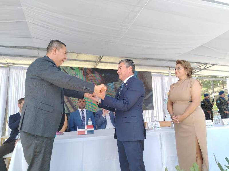 Entrega del bastón de mando al nuevo alcalde electo.