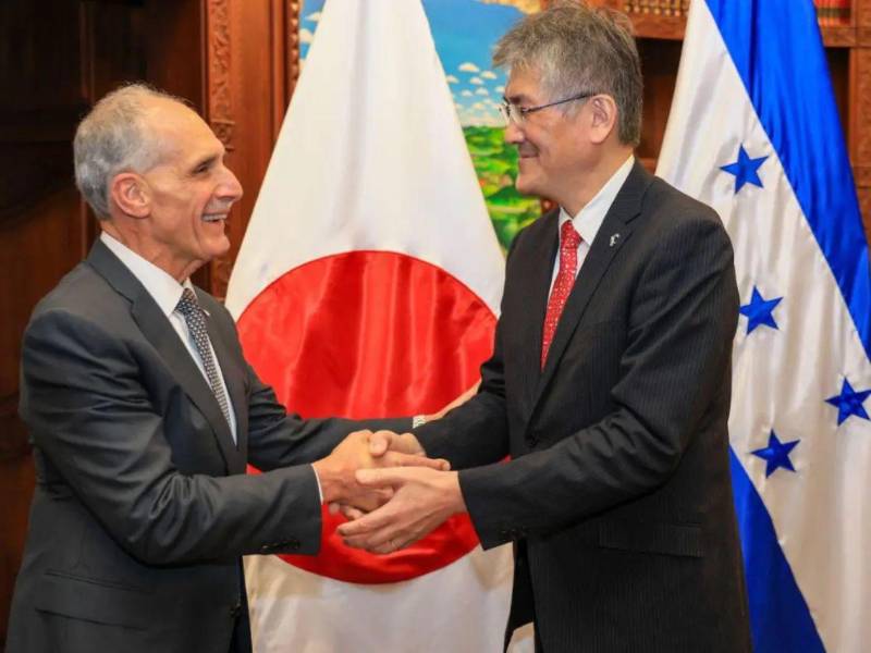 Nasry Asfura, presidente de Honduras, saluda a Ishize Motoyuki, director general para América Latina y el Caribe del ministerio de Asuntos Exteriores del Japón.