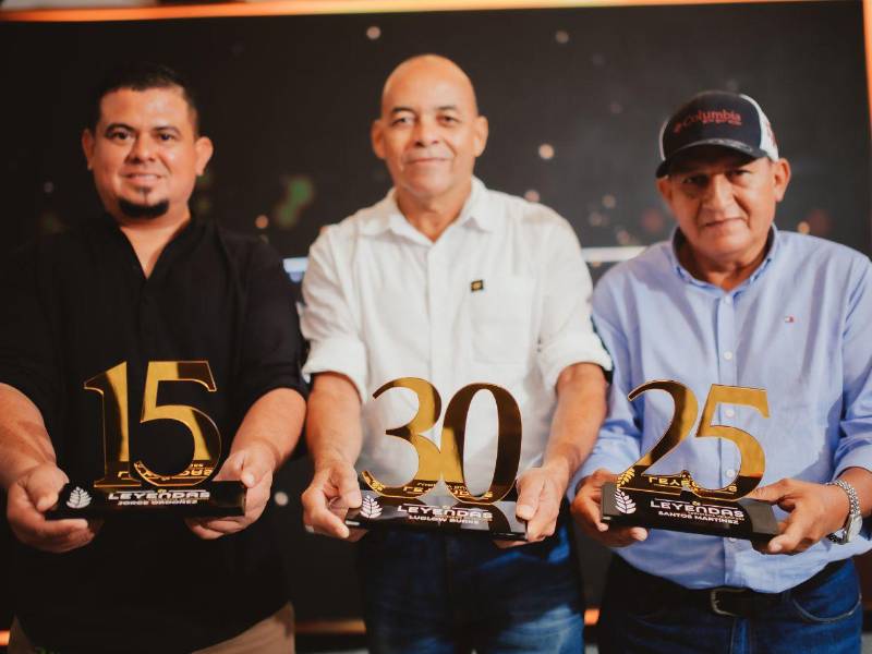 Trabajadores de Cervecería Hondureña muestran con orgullo sus reconocimientos como Leyendas 2026.