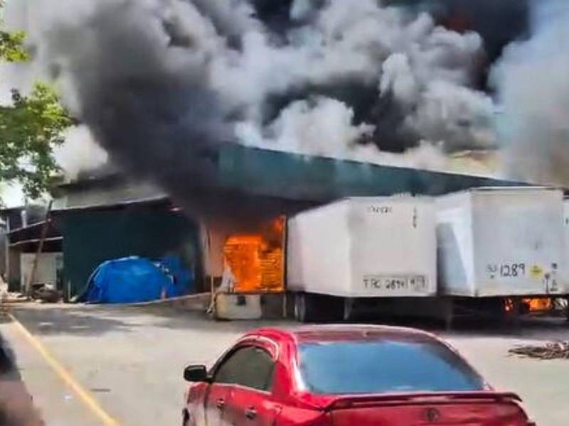 Captura de pantalla de uno de los videos del incendio en la empresa cholomeña.