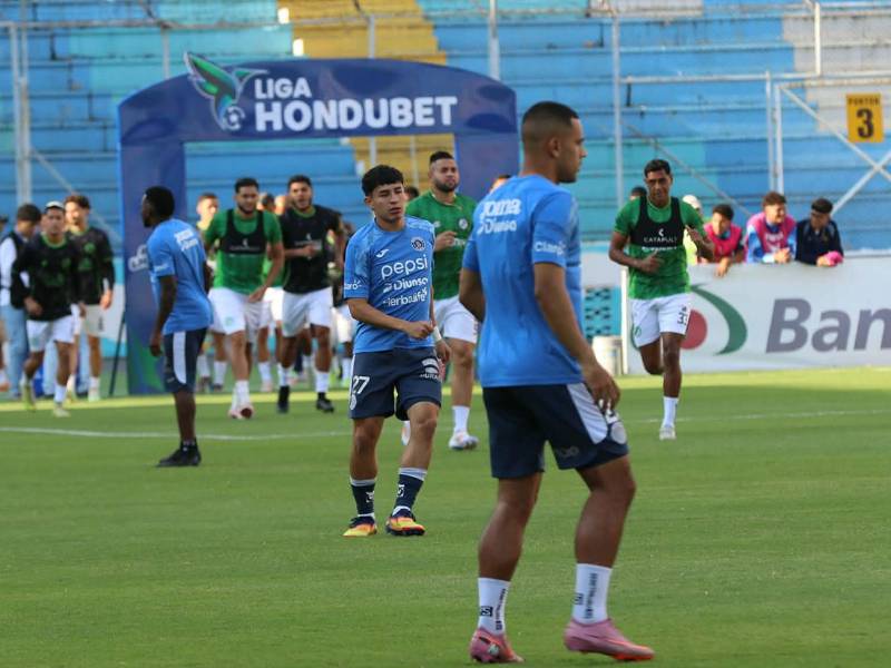 Los jugadores de Motagua y Juticalpa FC realizando el calentamiento previo al inicio del partido.