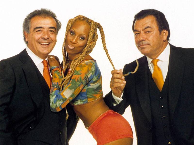 La macarena es un éxito musical que nunca pasa de moda y no puede faltar en las fiestas familiares, sobre todo las navideñas.