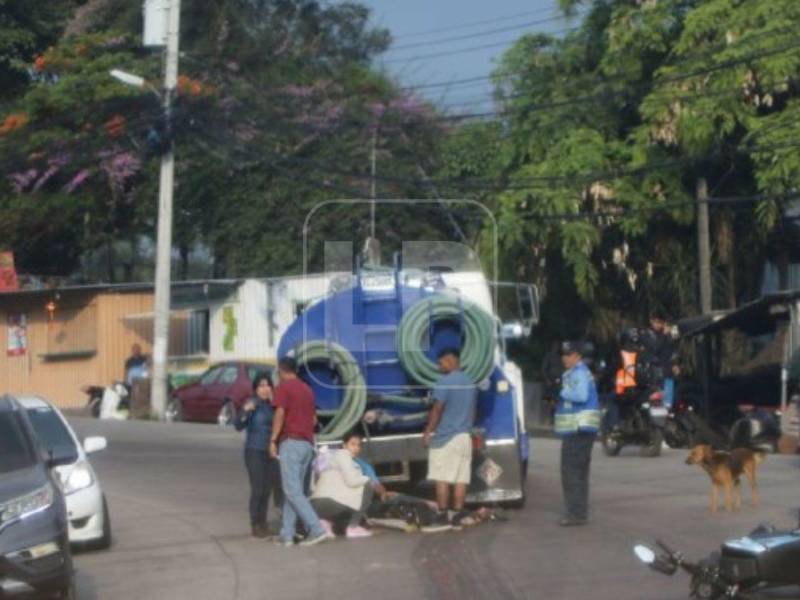 Transeúntes se acercaron a ayudar a la persona lesionada tras colisionar con una cisterna.